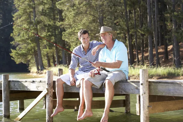 Vater und erwachsener Sohn angeln gemeinsam — Stockfoto