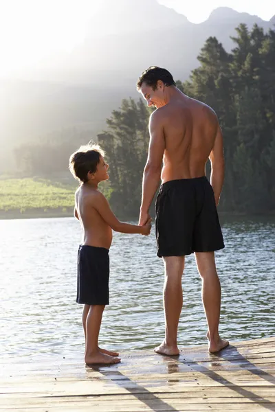 Father and son standing on jetty — 图库照片