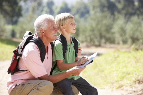 Senior liest mit Enkel Landkarte bei Spaziergang — Stockfoto