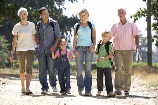 Famille de trois générations en promenade à la campagne — Photo