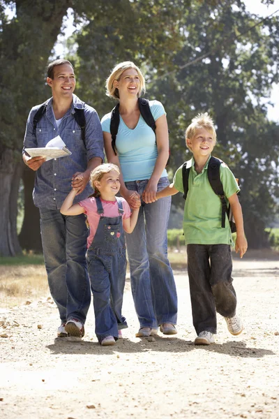 Jonge gezin op land wandeling — Stockfoto