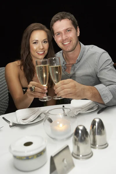 Junges Paar in Restaurant — Stockfoto