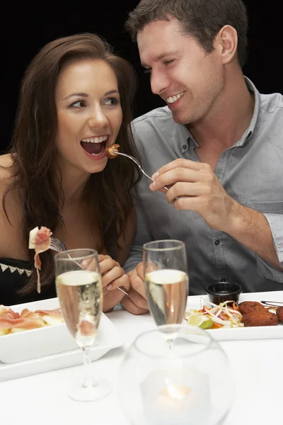 Молодая пара в ресторане — стоковое фото