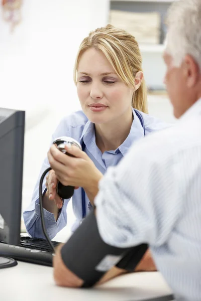 Young doctor with senior patient — Stock Photo, Image