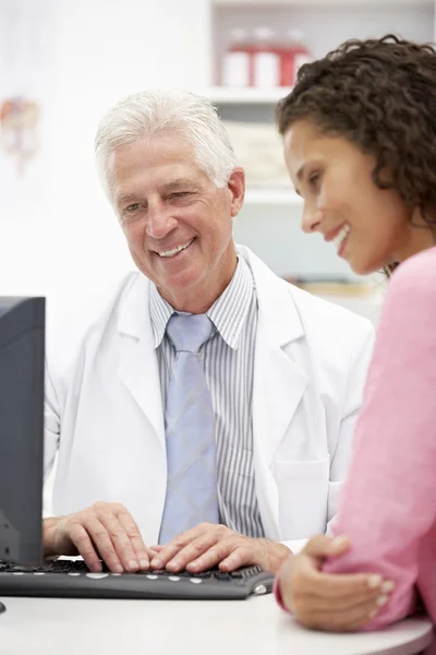 Senior doctor with female patient — Stock Photo, Image