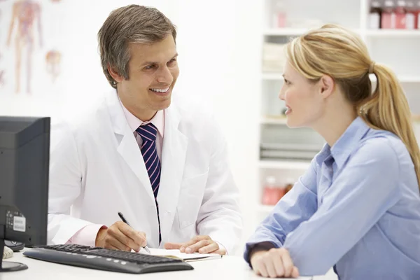 Doctor with female patient — Stock Photo, Image