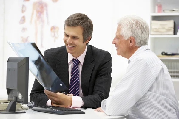 Doctor with senior patient — Stock Photo, Image