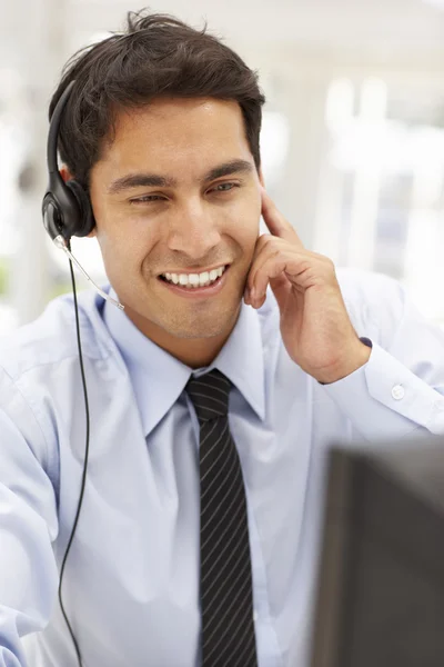 Biznesmen sobie słuchawki — Zdjęcie stockowe