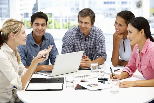 Blandad grupp i affärsmöte — Stockfoto