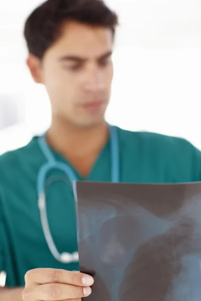 Młody mężczyzna lekarz z x-ray — Zdjęcie stockowe
