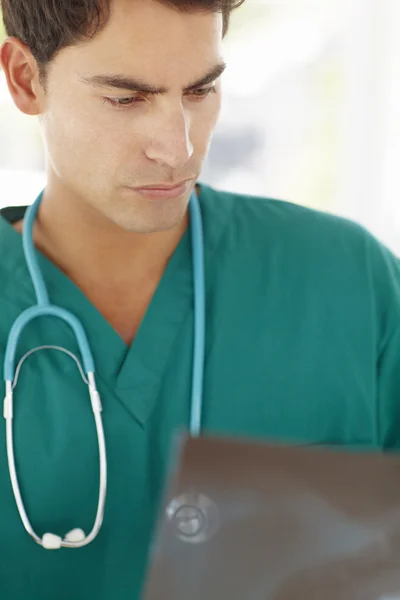 Giovane medico di sesso maschile con raggi X — Foto Stock