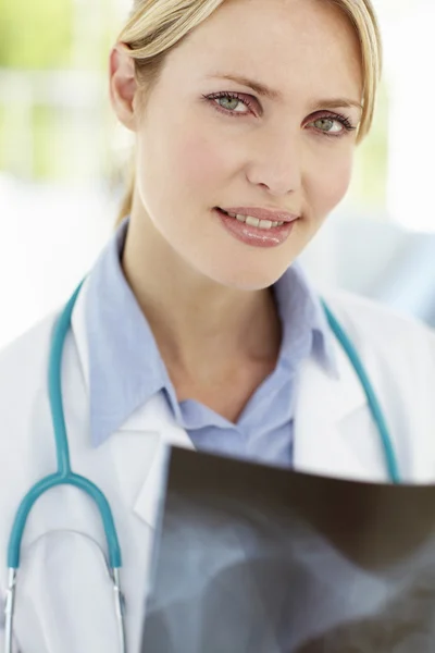 Kvinnlig läkare med röntgen — Stockfoto