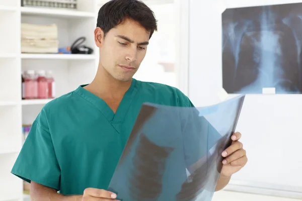 Jeune médecin masculin avec radiographie — Photo
