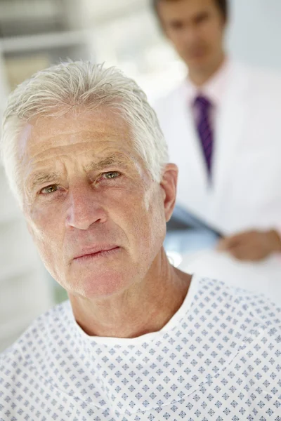 Young doctor with senior patient — Stock Photo, Image