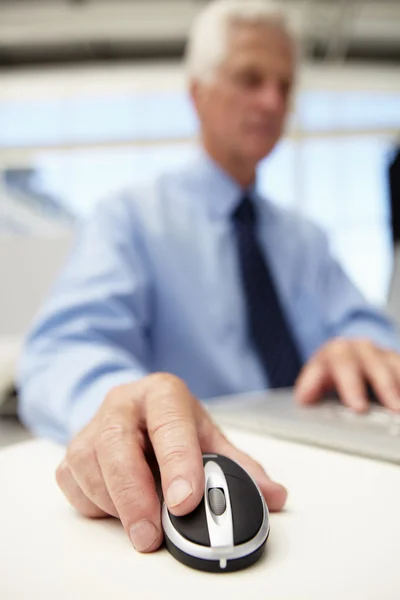 Senior zakenman met behulp van laptop — Stockfoto