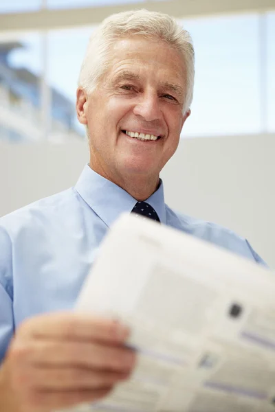 Hombre de negocios senior leyendo documento — Foto de Stock