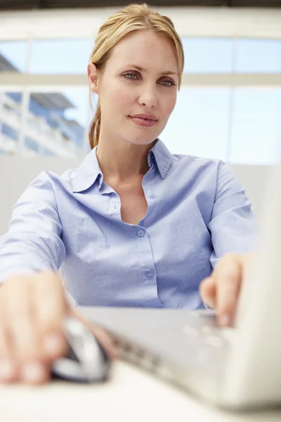 Dizüstü bilgisayar kullanan iş kadını — Stok fotoğraf
