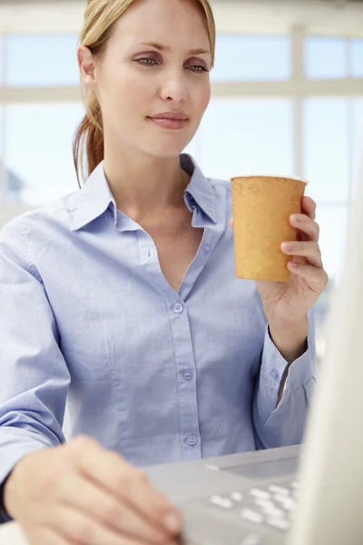 Kobieta z laptopa i kawy — Zdjęcie stockowe