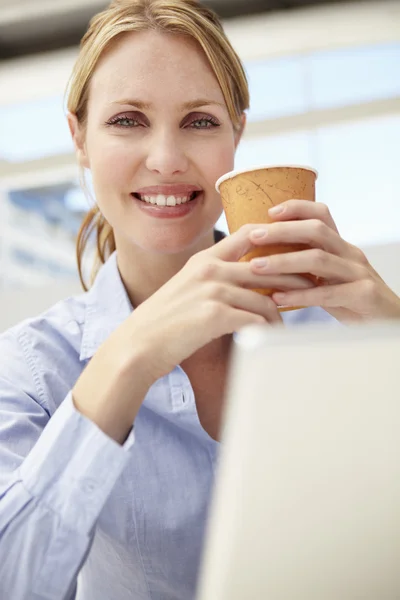 与便携式计算机和咖啡的女商人 — 图库照片