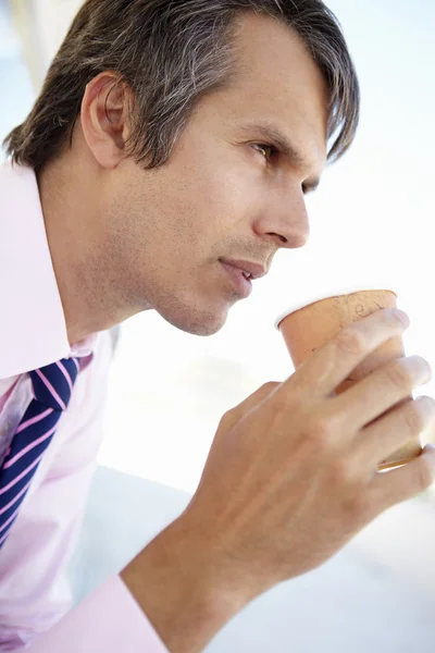 Empresario bebiendo café —  Fotos de Stock