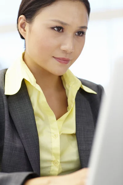Giovane donna d'affari utilizzando il computer portatile — Foto Stock