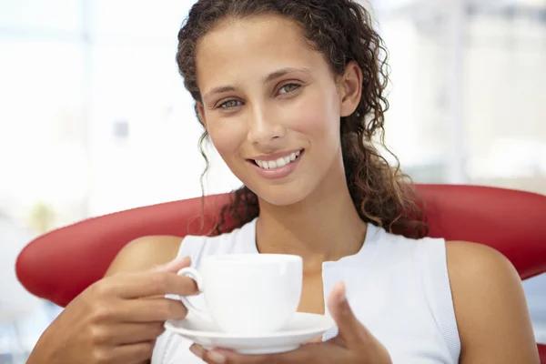 Молодая женщина расслабляется с чашкой чая — стоковое фото