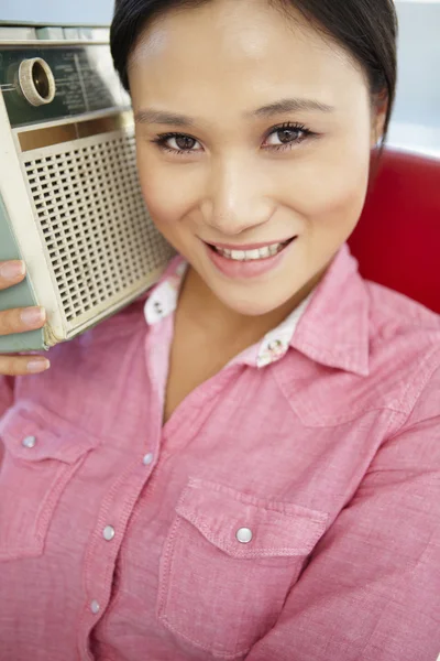 Junge Frau hört Radio — Stockfoto