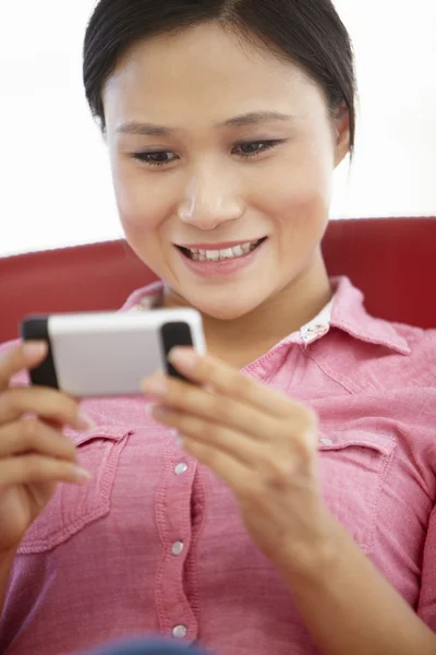 Mujer joven mensajes de texto — Foto de Stock