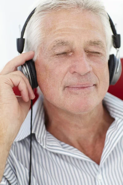 Senior man met hoofdtelefoon — Stockfoto