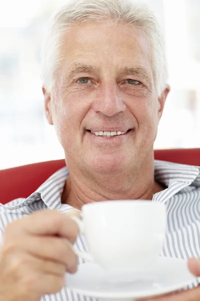 Senior man ontspannen met een kopje thee — Stockfoto