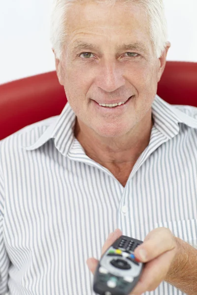 Senior man met afstandsbediening — Stockfoto