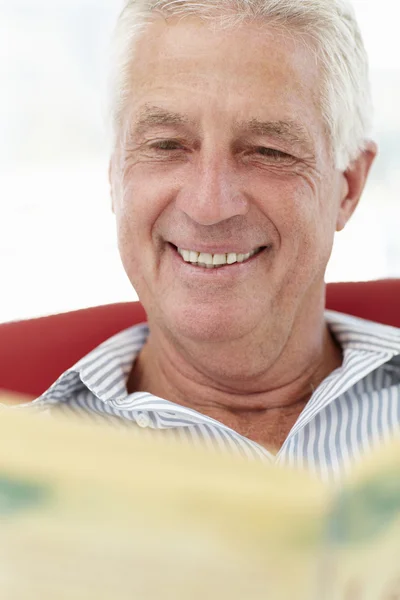 Starszy człowiek, czytanie — Zdjęcie stockowe