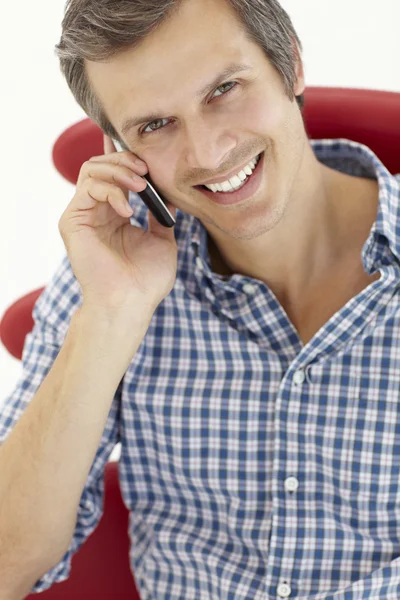 Egy férfi beszél a telefonban. — Stock Fotó