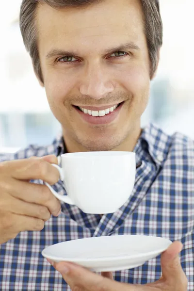 Άνθρωπος, χαλαρωτικό με φλιτζάνι τσάι — Φωτογραφία Αρχείου