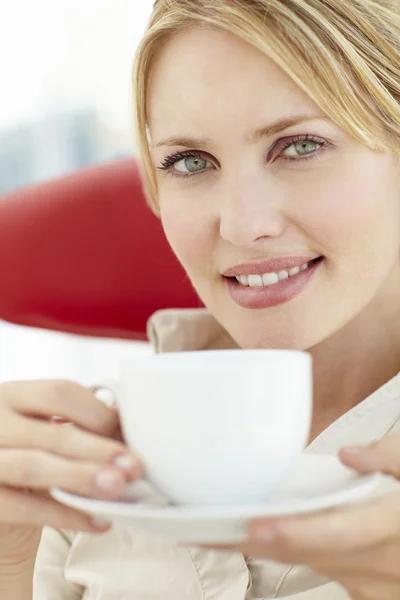 차 한잔과 함께 편안한 여자 — 스톡 사진