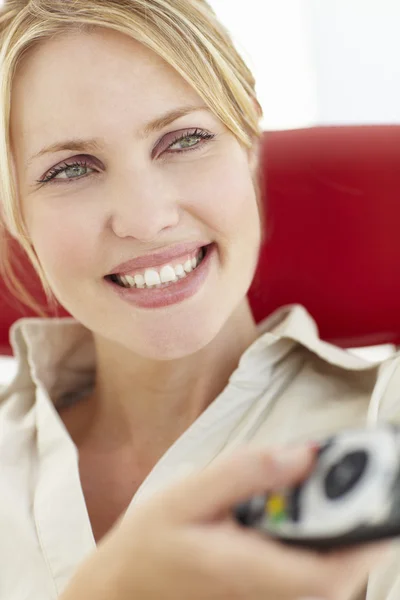 Frau mit Fernbedienung — Stockfoto