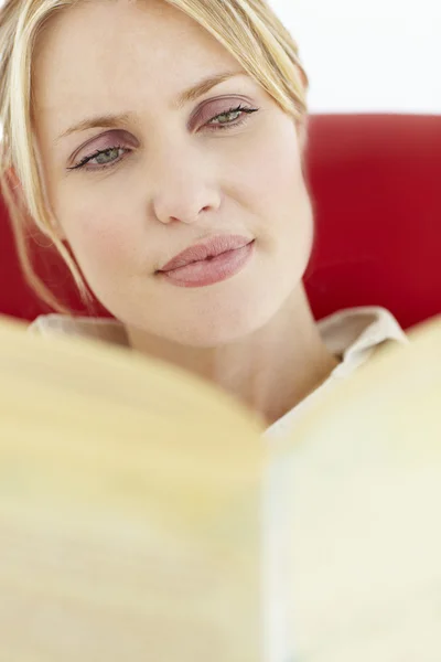 Donna che legge libro — Foto Stock