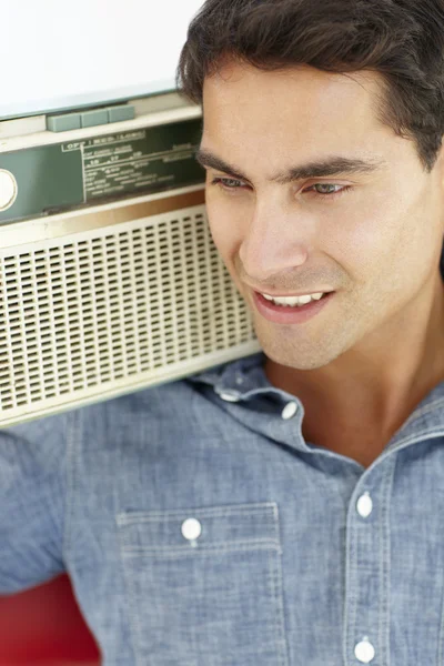 Молодой человек слушает радио — стоковое фото