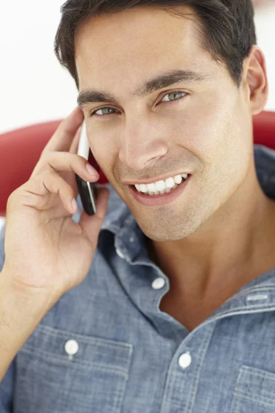 Jeune homme parlant au téléphone — Photo