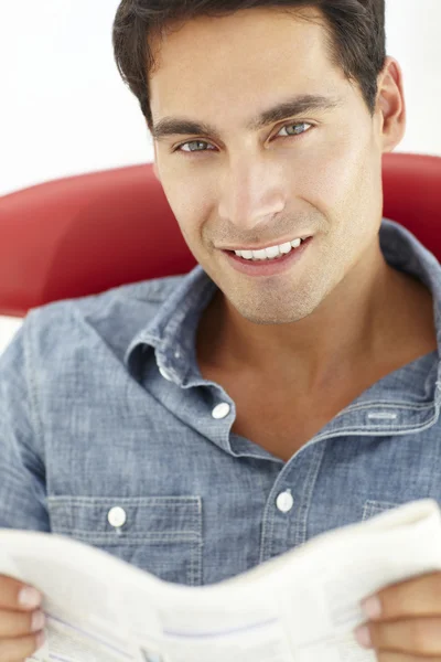 Mladý muž, čtení — Stock fotografie
