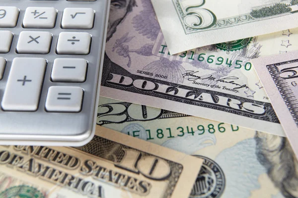 Detay dolar faturaları ve hesap makinesi — Stok fotoğraf