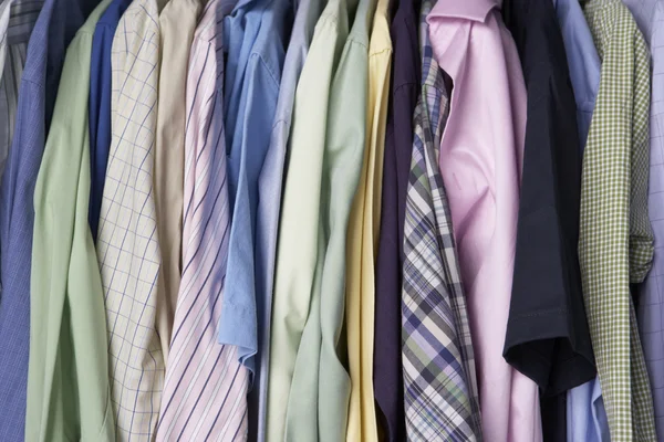 Rail of men 's shirts — стоковое фото
