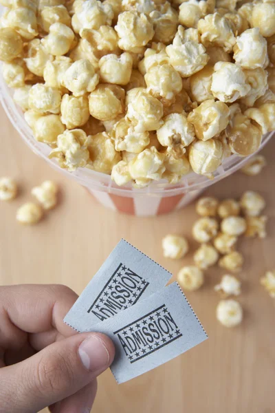 Popcorn and cinema tickets — Stock Photo, Image