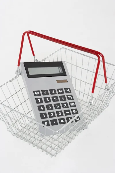Корзина супермаркета и калькулятор — стоковое фото