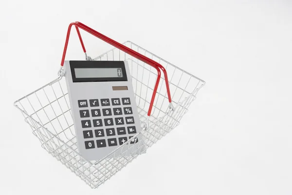 Cesta de supermercado e calculadora — Fotografia de Stock