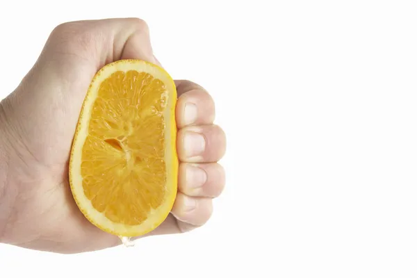 La mano del hombre exprimiendo limón — Foto de Stock