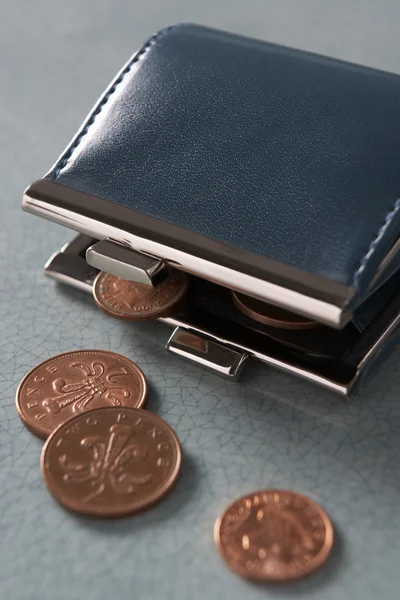 Öppna handväska med mynt — Stockfoto