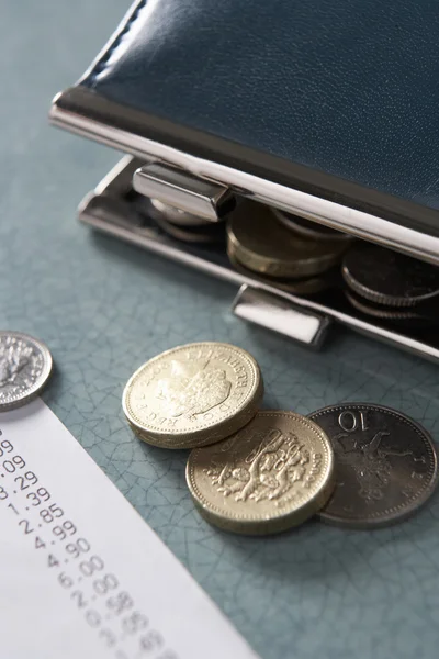 Открыть кошелек с чеком и монетами — стоковое фото