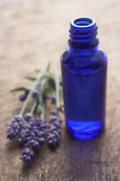 Lavendel blommor och doft flaska — Stockfoto