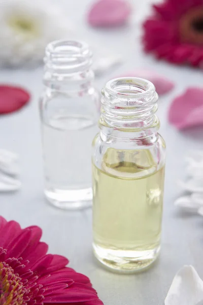 Bloemen en geur fles — Stockfoto